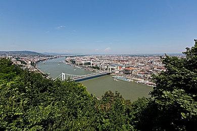 《巫师3：狂猎》发售七周年 游戏官方发布贺图